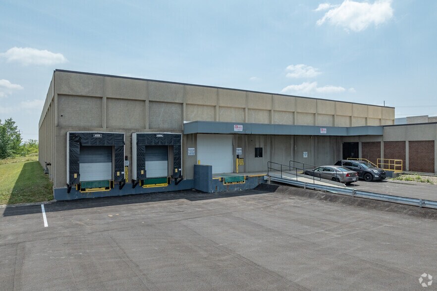 4741 Hinckley Ind Pky, Cleveland, OH à louer - Photo de l’immeuble – Image 3 sur 6