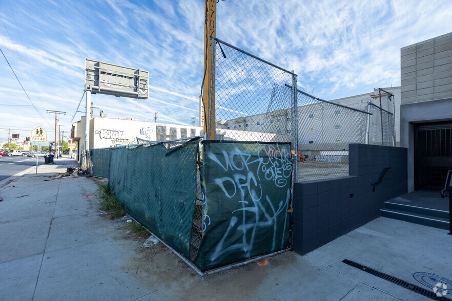 13716 Victory Blvd, Van Nuys, CA à louer - Photo principale – Image 1 sur 2