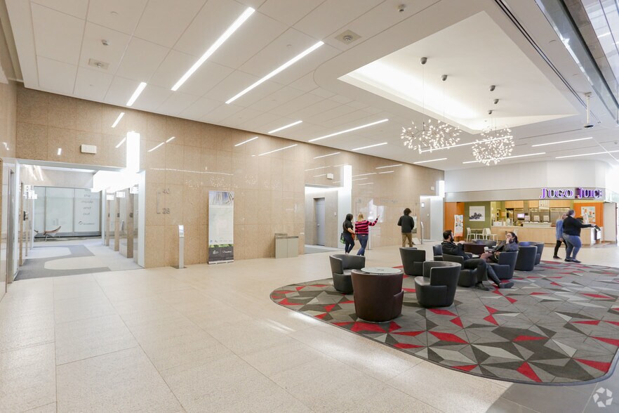 700 9th Ave SW, Calgary, AB à louer - Hall d’entrée – Image 2 sur 10