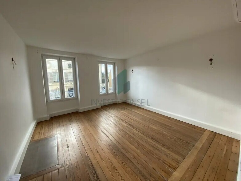 Local d'activités dans Vaux-sur-Seine à vendre - Photo de l’immeuble – Image 1 sur 9
