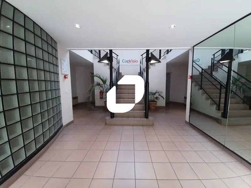 Bureau dans Voisins-le-Bretonneux à louer Hall d’entrée– Image 1 sur 8