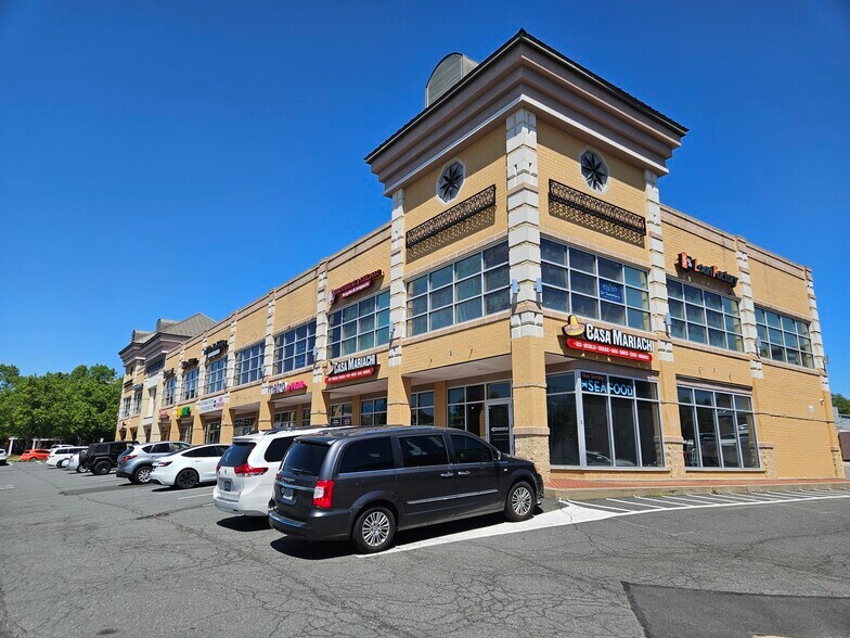 101-133 E Annandale Rd, Falls Church, VA à louer - Photo de l’immeuble – Image 3 sur 22