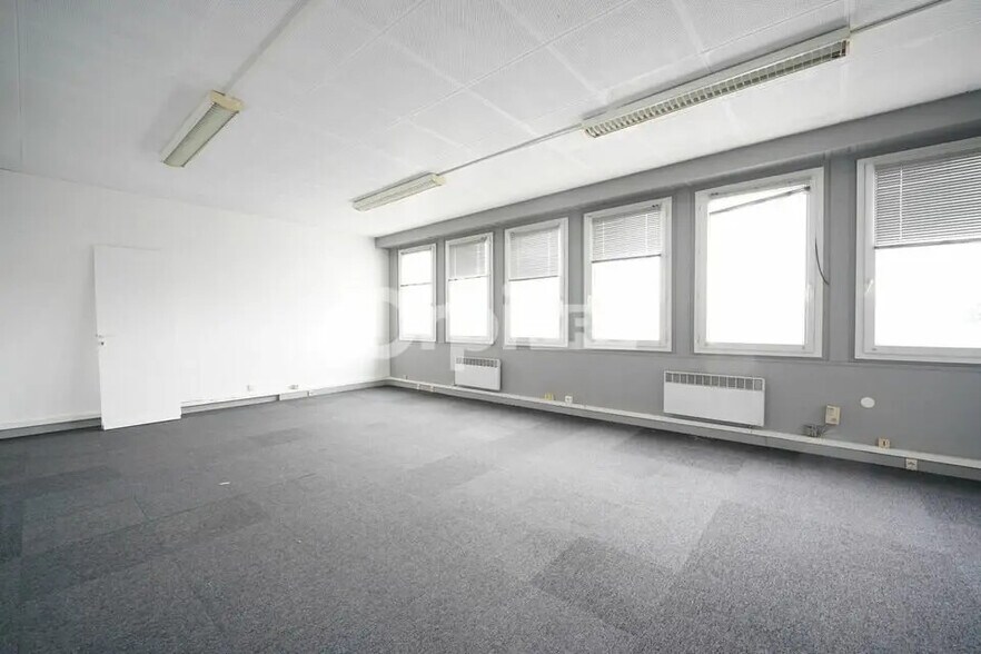 Bureau dans Vénissieux à louer - Photo de l’immeuble – Image 3 sur 9