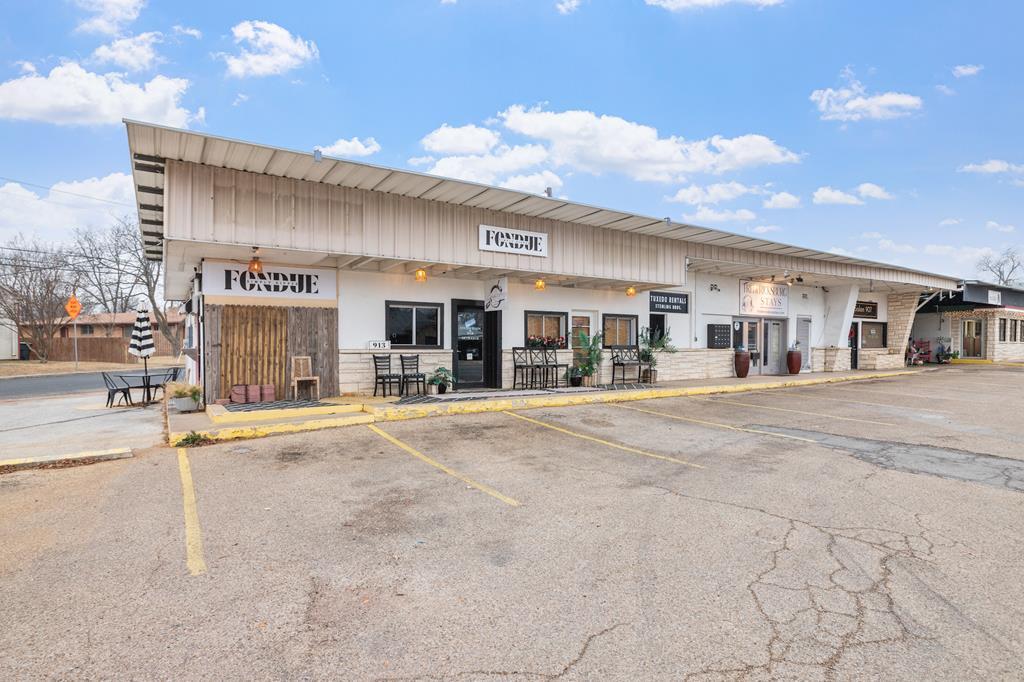 905 E Main St, Fredericksburg, TX à vendre Photo principale– Image 1 sur 27