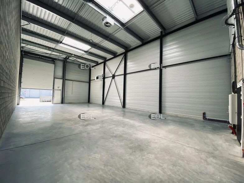 Local d'activités dans Marignane à vendre - Photo de l’immeuble – Image 1 sur 4