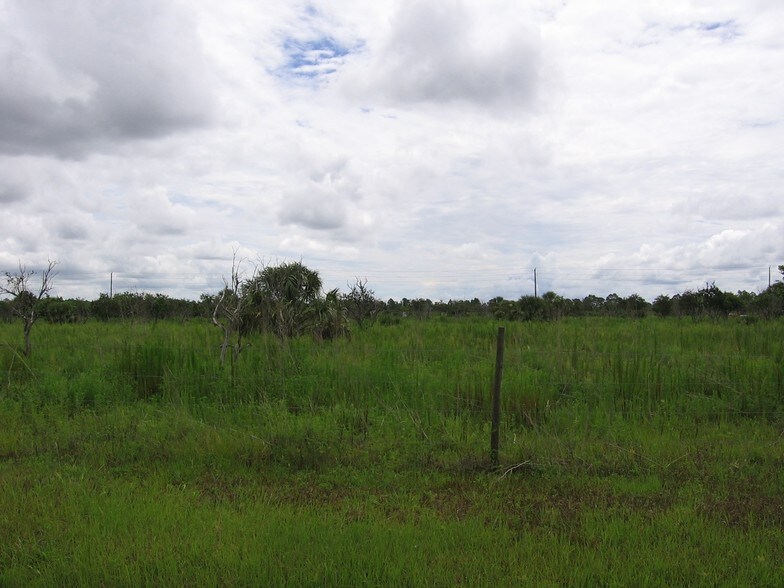 8274 Duffie Dr, Punta Gorda, FL à vendre - Photo de l’immeuble – Image 3 sur 6