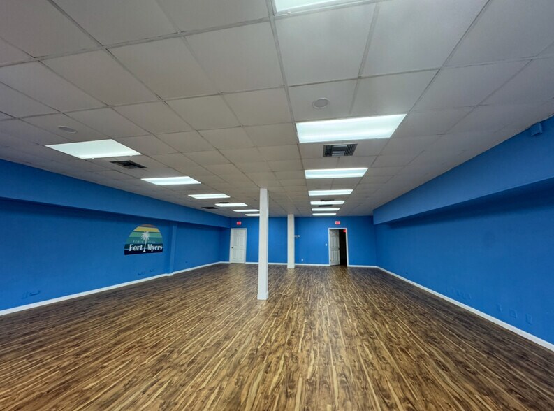 7050 Winkler Rd, Fort Myers, FL à louer - Photo intérieure – Image 3 sur 36