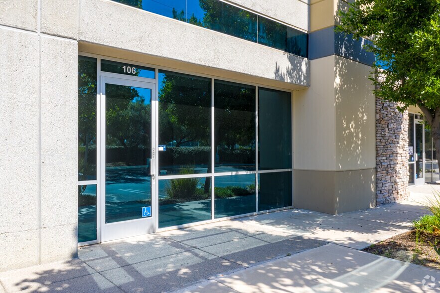 8351 Rochester Ave, Rancho Cucamonga, CA à louer - Photo de l’immeuble – Image 3 sur 4