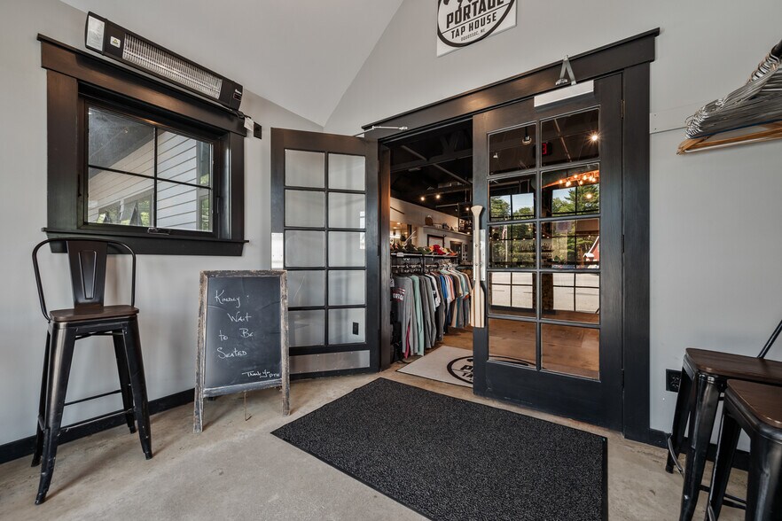 74 Carry Rd, Rangeley, ME à vendre - Hall d’entrée – Image 2 sur 73