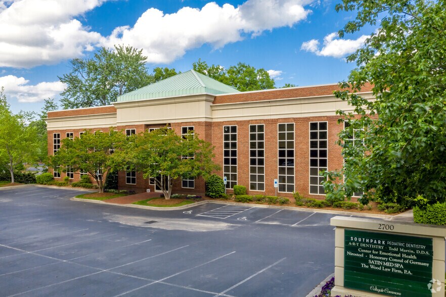 2700 Coltsgate Rd, Charlotte, NC à louer - Photo de l’immeuble – Image 2 sur 7