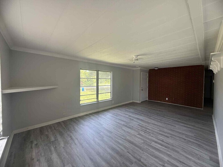 8281 Sevigny Dr, North Fort Myers, FL à vendre - Photo intérieure – Image 3 sur 21