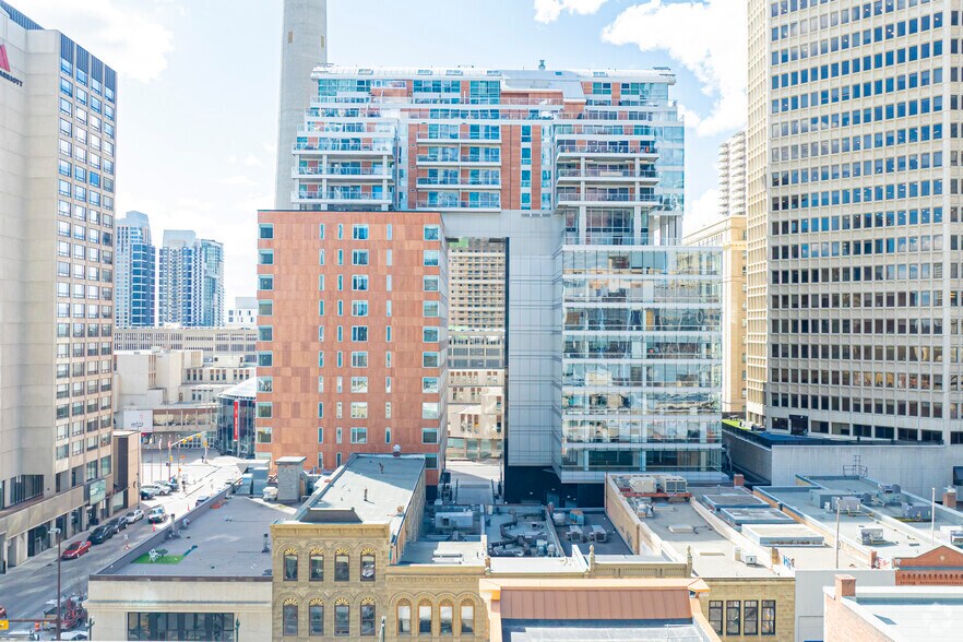 110 9 Av SW, Calgary, AB à louer - Photo de l’immeuble – Image 2 sur 5