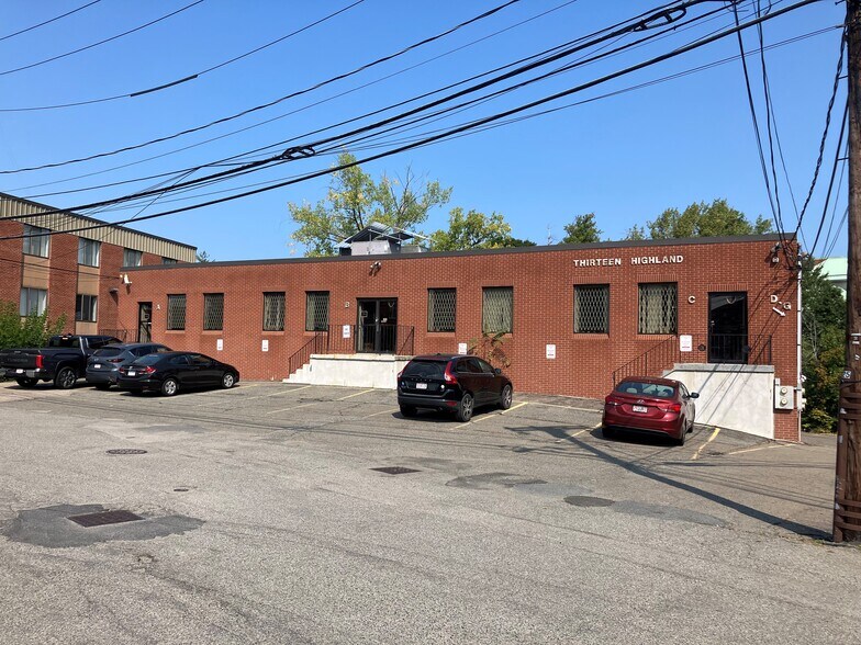 13 Highland Cir, Needham, MA à vendre - Photo de l’immeuble – Image 3 sur 9