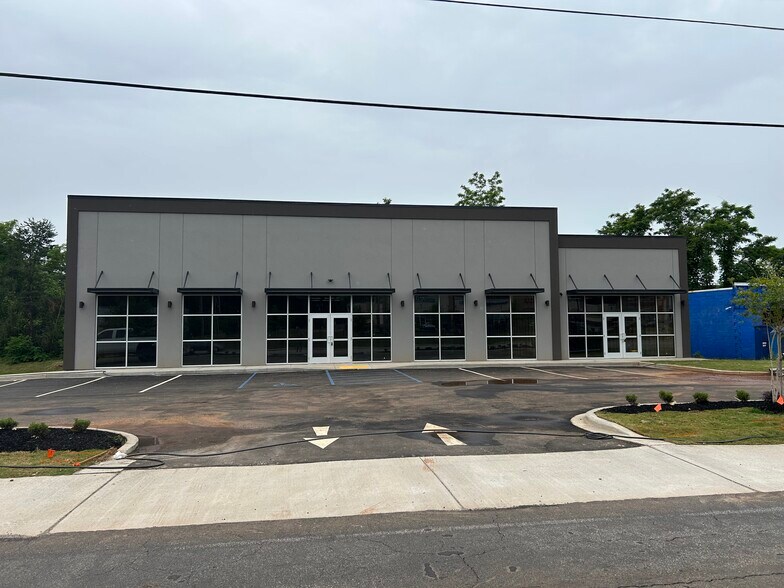 3119 N Pleasantburg, Greenville, SC à louer - Photo de l’immeuble – Image 1 sur 6