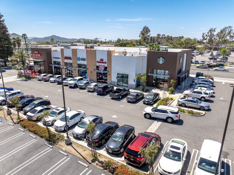 9885 Sierra Ave, Fontana, CA à louer - Photo de l’immeuble – Image 2 sur 6