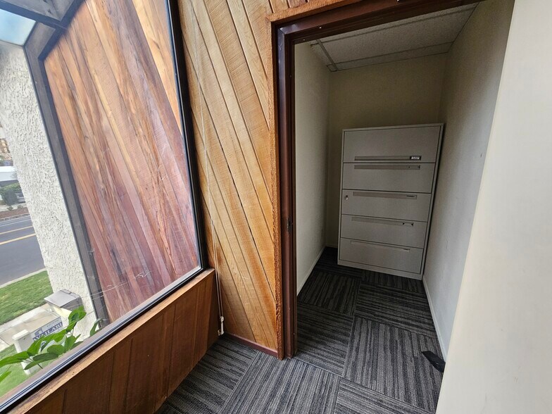 222 E Olive Ave, Redlands, CA à louer - Photo de l’immeuble – Image 3 sur 9