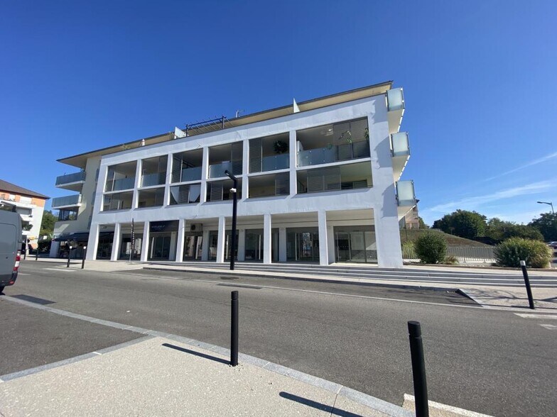 9 Place Bacchus, Les Avenières Veyrins-Thuellin à louer - Photo de l’immeuble – Image 2 sur 6