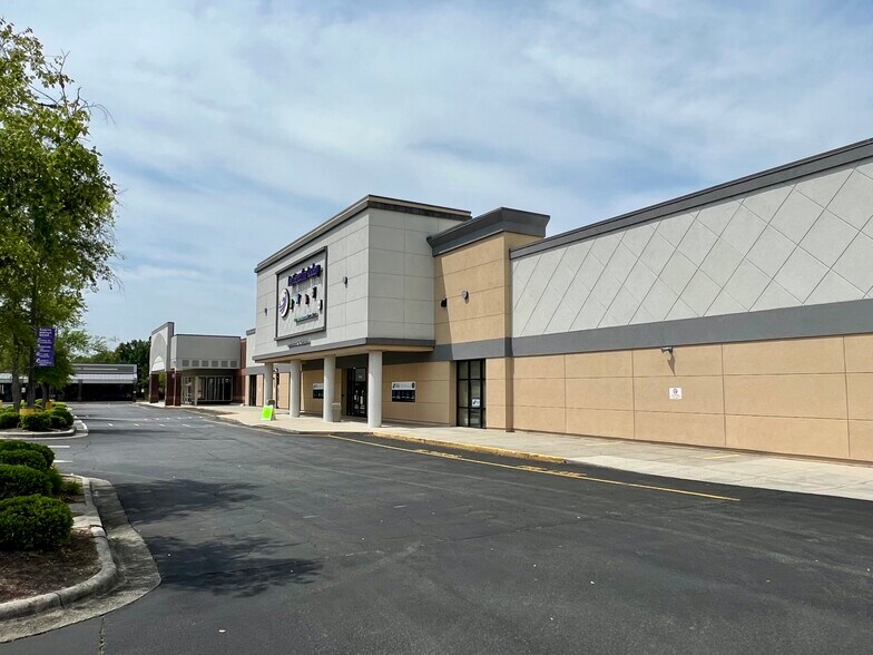 3740 S Holden Rd, Greensboro, NC à louer - Photo de l’immeuble – Image 3 sur 15