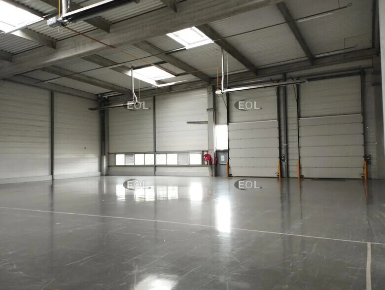 Local d’activités dans Saint-Priest à louer - Photo de l’immeuble – Image 3 sur 10