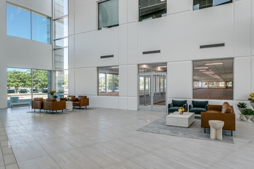 4200 Regent Blvd, Irving, TX à louer - Hall d’entrée – Image 2 sur 10