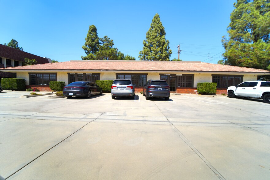17409 Marquardt Ave, Cerritos, CA à vendre - Photo de l’immeuble – Image 3 sur 9
