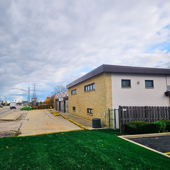 229-301 Rollins Rd, Round Lake Beach, IL à louer - Photo de l’immeuble – Image 2 sur 9