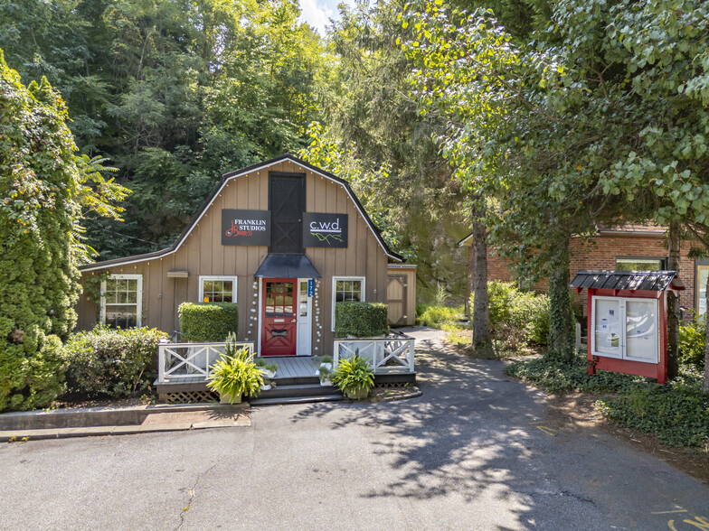 172 Main st, Saluda, NC à vendre - Photo principale – Image 1 sur 24