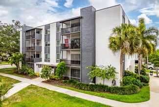Plus de détails pour 120 47th Ave N, Saint Petersburg, FL - Logement à vendre