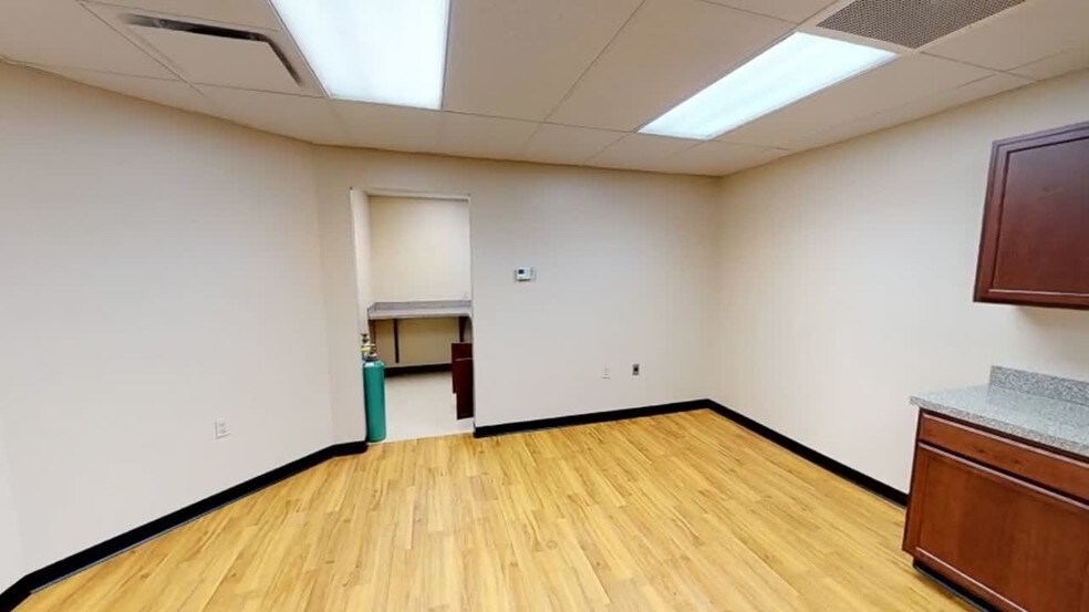 6121 SW 12th St, Topeka, KS à vendre - Vidéo sur l’annonce professionnelle – Image 2 sur 6