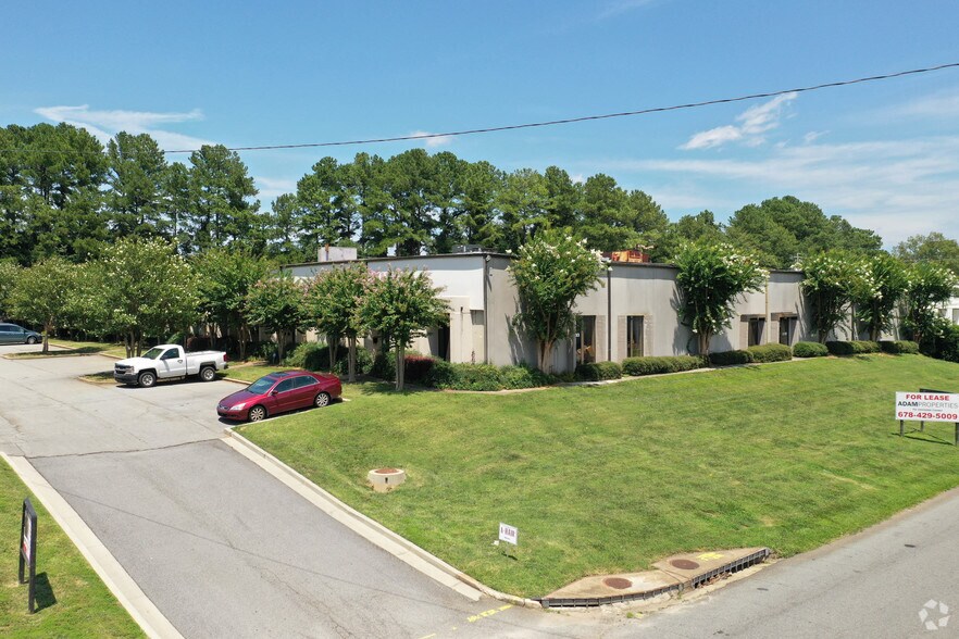 6433-6435 Warren Dr, Norcross, GA à louer - Photo de l’immeuble – Image 1 sur 3