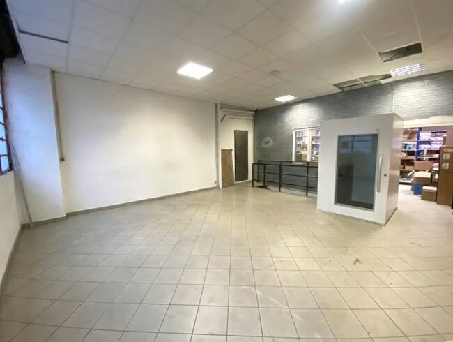 Plus de détails pour Local commercial à louer