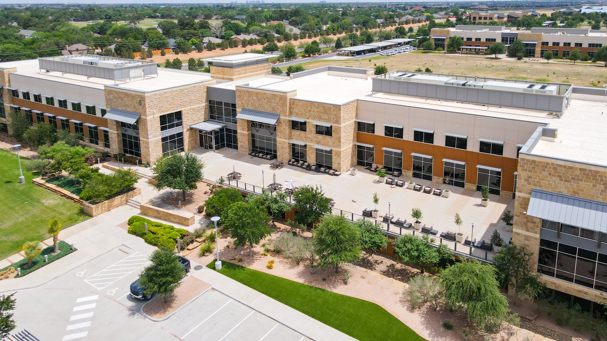 6401 Holiday Hill Rd, Midland, TX à louer Photo principale– Image 1 sur 79