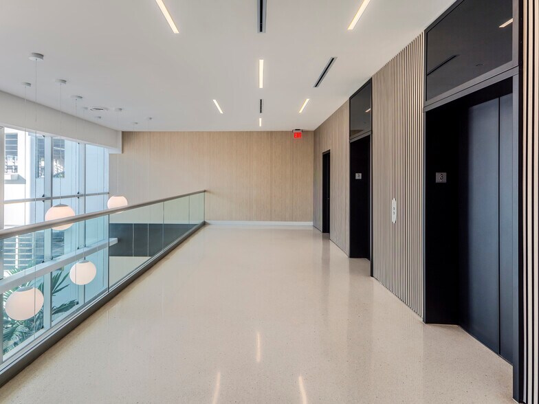 555 Washington Ave, Miami Beach, FL à louer - Photo de l’immeuble – Image 2 sur 35