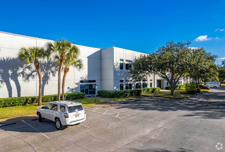 7337 Bryan Dairy Rd, Largo, FL à louer - Photo de l’immeuble – Image 2 sur 6