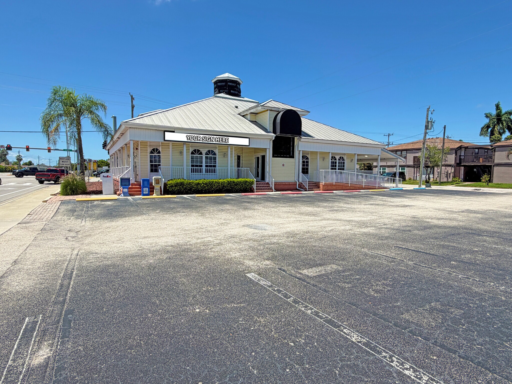 725 Cape Coral Pky W, Cape Coral, FL à vendre Photo de l’immeuble– Image 1 sur 9