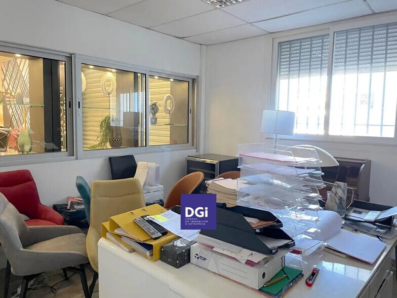 Local d’activités dans Nîmes à louer - Photo de l’immeuble – Image 3 sur 4