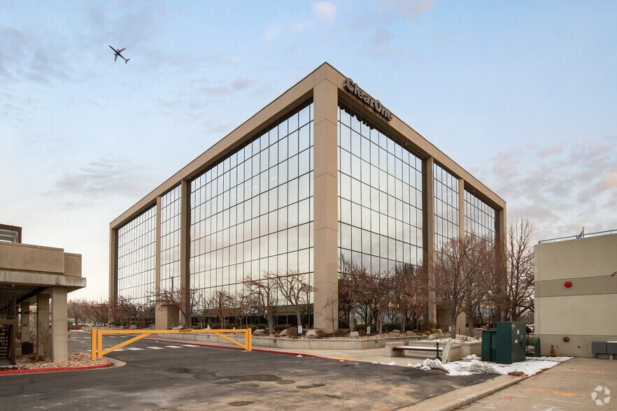5225 W Wiley Post Way, Salt Lake City, UT à louer - Photo de l’immeuble – Image 3 sur 5