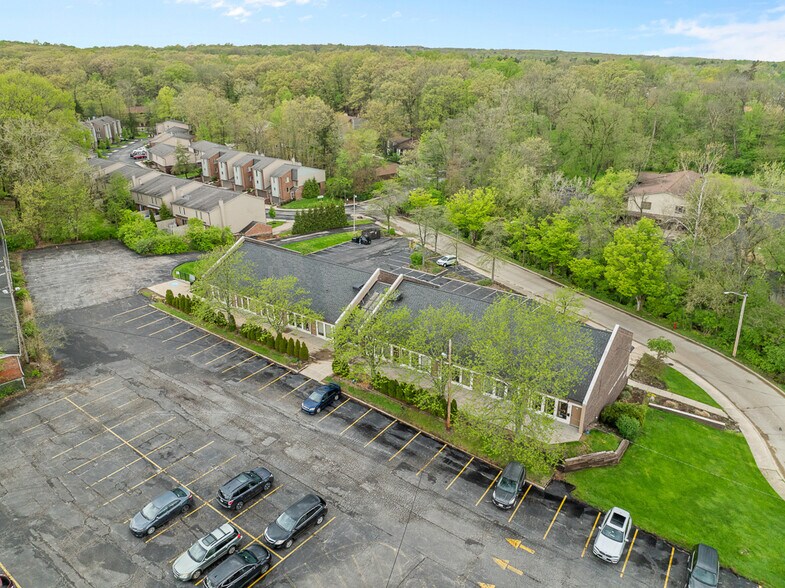 8180 Brecksville Rd, Brecksville, OH à louer - Photo de l’immeuble – Image 3 sur 28