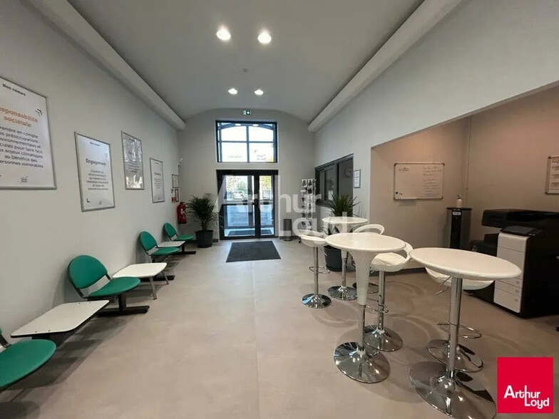 Bureau dans La Chaussée-Saint-Victor à louer - Hall d’entrée – Image 1 sur 3