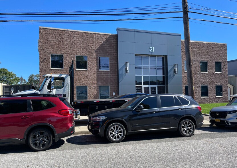 21 Deforest St, Amityville, NY à louer - Photo de l’immeuble – Image 2 sur 21