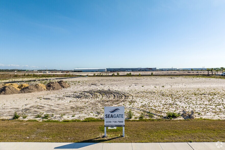 8950 Alico Trade Center, Fort Myers, FL à louer - Photo de l’immeuble – Image 1 sur 17