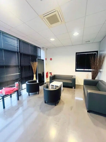 Local d’activités dans Élancourt à louer - Photo de l’immeuble – Image 3 sur 8