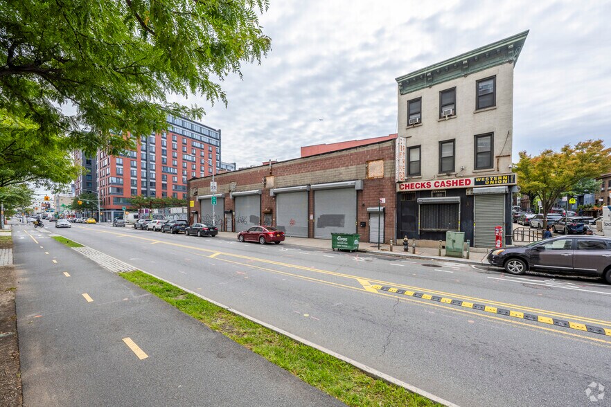 114-120 Flushing Ave, Brooklyn, NY à louer - Photo de l’immeuble – Image 3 sur 3