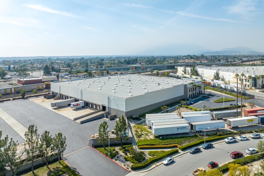 3524 N Mike Daley Dr, San Bernardino, CA à louer - Photo de l’immeuble – Image 3 sur 5