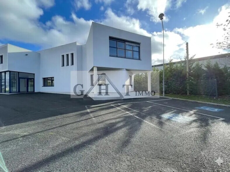 Bureau dans Vaux-le-Pénil à vendre - Photo de l’immeuble – Image 1 sur 3
