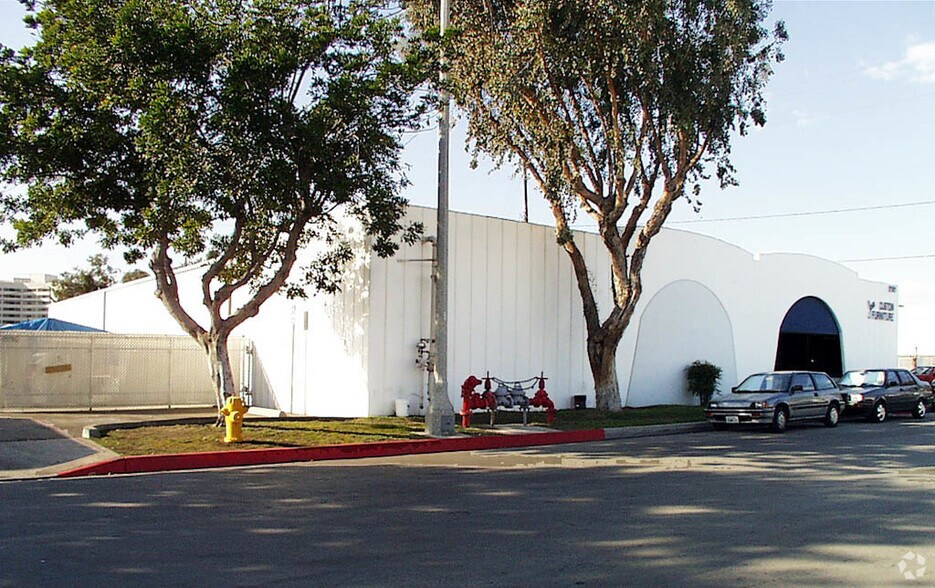 2151 S DuPont Dr, Anaheim, CA à louer - Photo principale – Image 1 sur 6