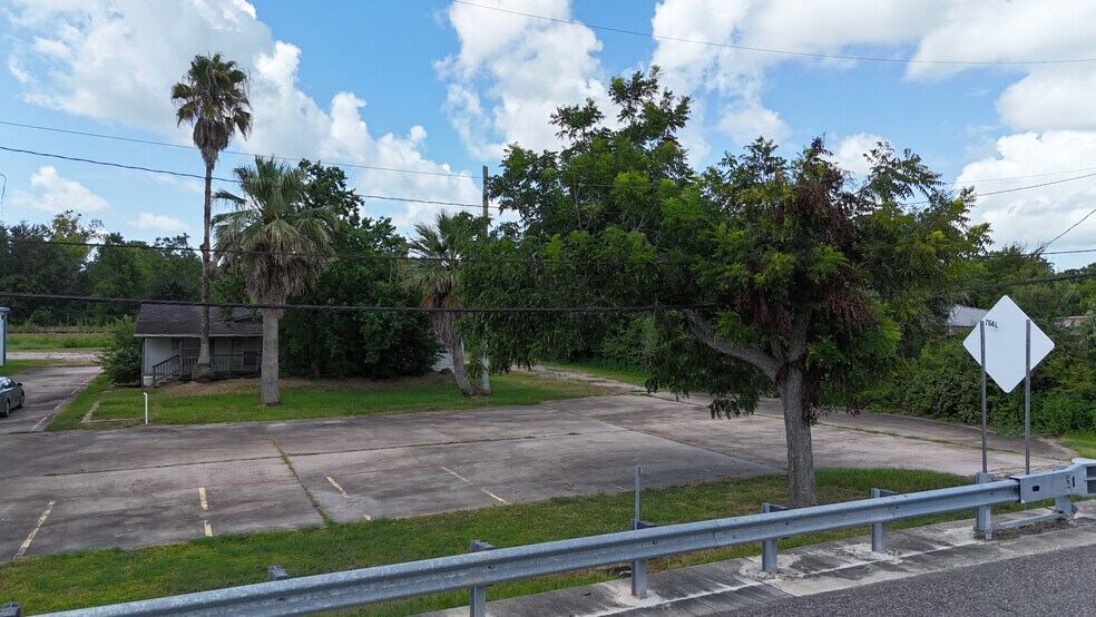 8425 Highway 6, Hitchcock, TX à vendre - Photo de l’immeuble – Image 3 sur 8