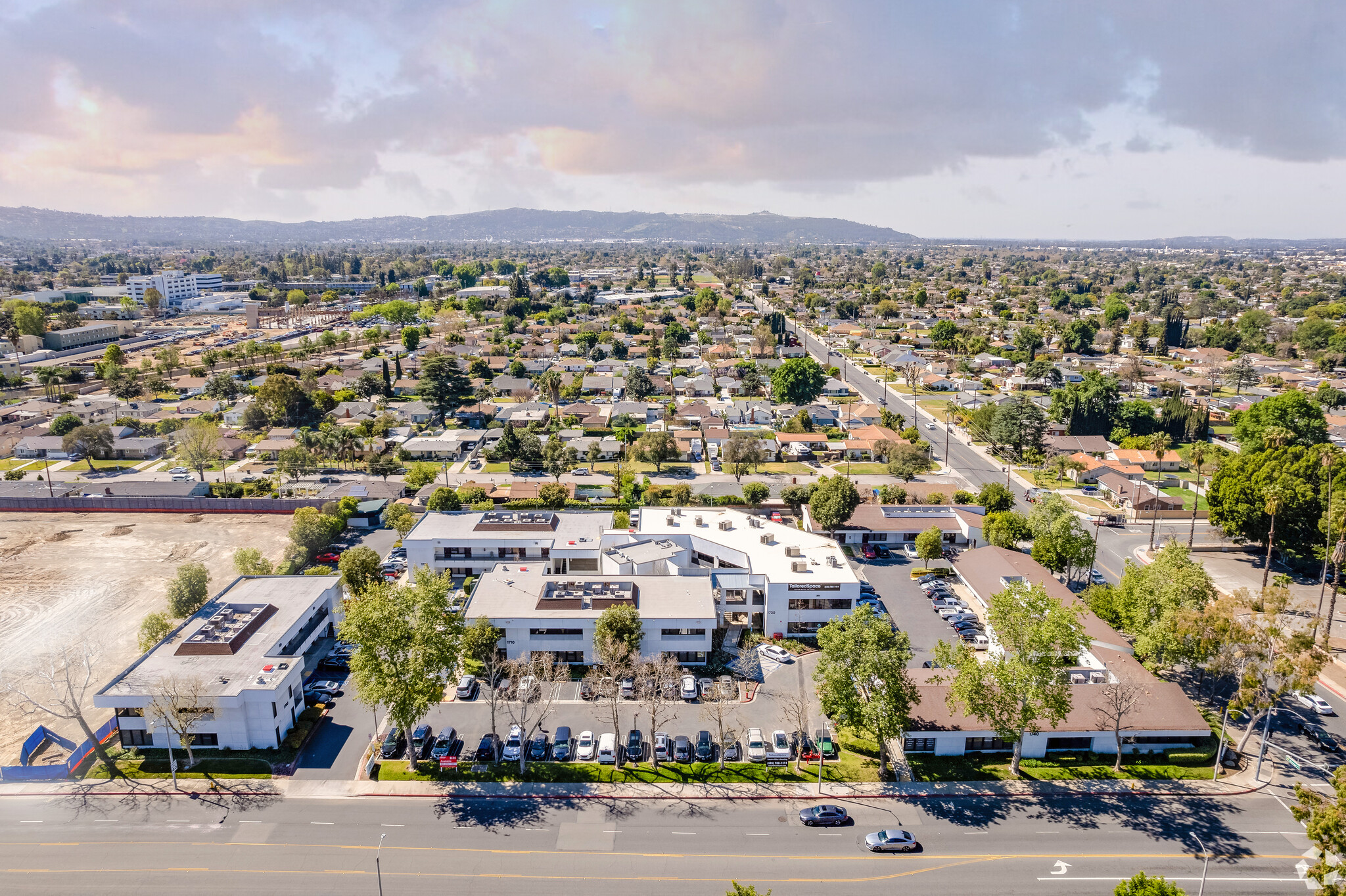 1710 W Cameron Ave, West Covina, CA à louer Photo de l’immeuble– Image 1 sur 2
