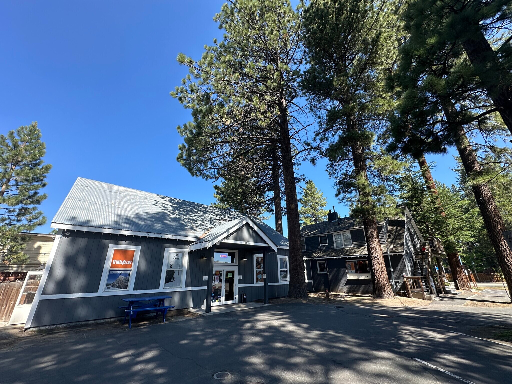 3542 Lake Tahoe Blvd, South Lake Tahoe, CA à louer Photo de l’immeuble– Image 1 sur 12