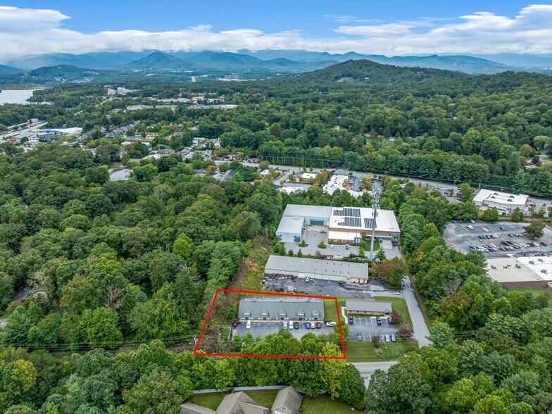 3179 Sweeten Creek Rd, Asheville, NC à louer - Photo de l’immeuble – Image 3 sur 33